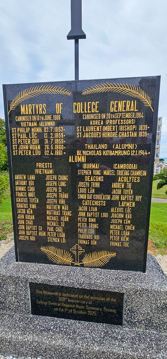 Une plaque commémorant les martyrs du Collège Général, érigée à l’occasion des 360 ans.
