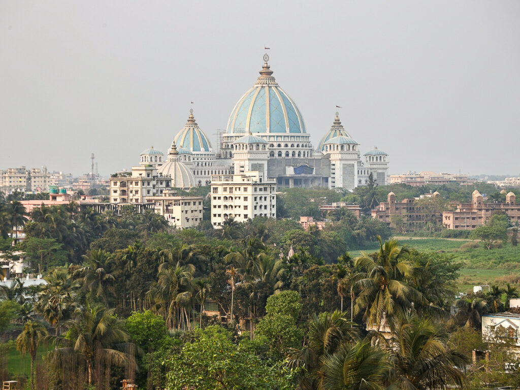 C’est à Mayapur, ville sacrée pour des millions de fidèles, qu’un temple dédié à Krishna est en passe de devenir, d’ici 2027, le plus grand édifice religieux du monde.