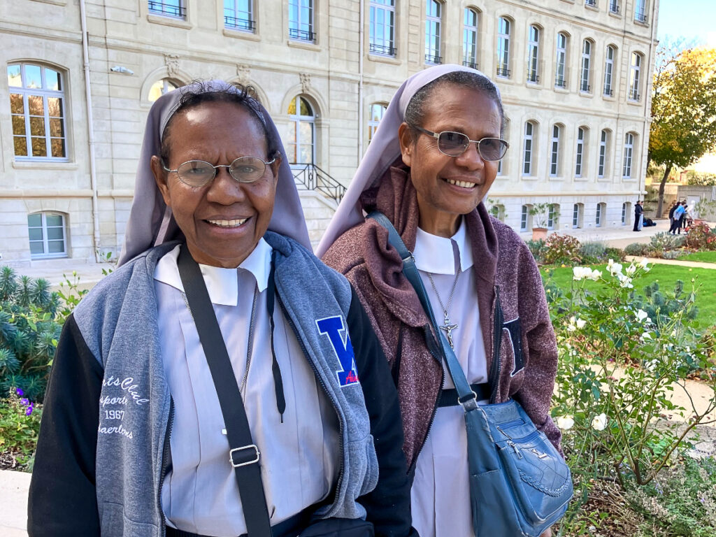 De gauche à droite, sœur Veronica Kaupa et mère Elizabeth Tumana, religieuses papoues, ici le 24 octobre aux Missions Étrangères de Paris.