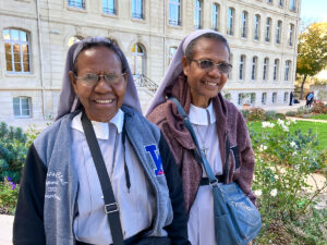 De gauche à droite, sœur Veronica Kaupa et mère Elizabeth Tumana, religieuses papoues, ici le 24 octobre aux Missions Étrangères de Paris.