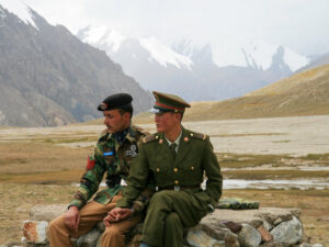 Des gardes-frontières chinois et pakistanais au col de Khunjerab, frontalier entre la région du Xinjiang et le nord du Pakistan, dans les montagnes du Karakoram.