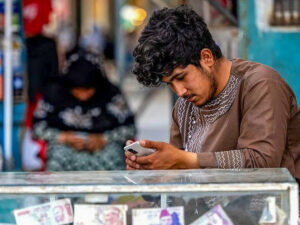 Des millions d’Afghans ont été brusquement privés de leur dernier accès à l’éducation et à l’information.