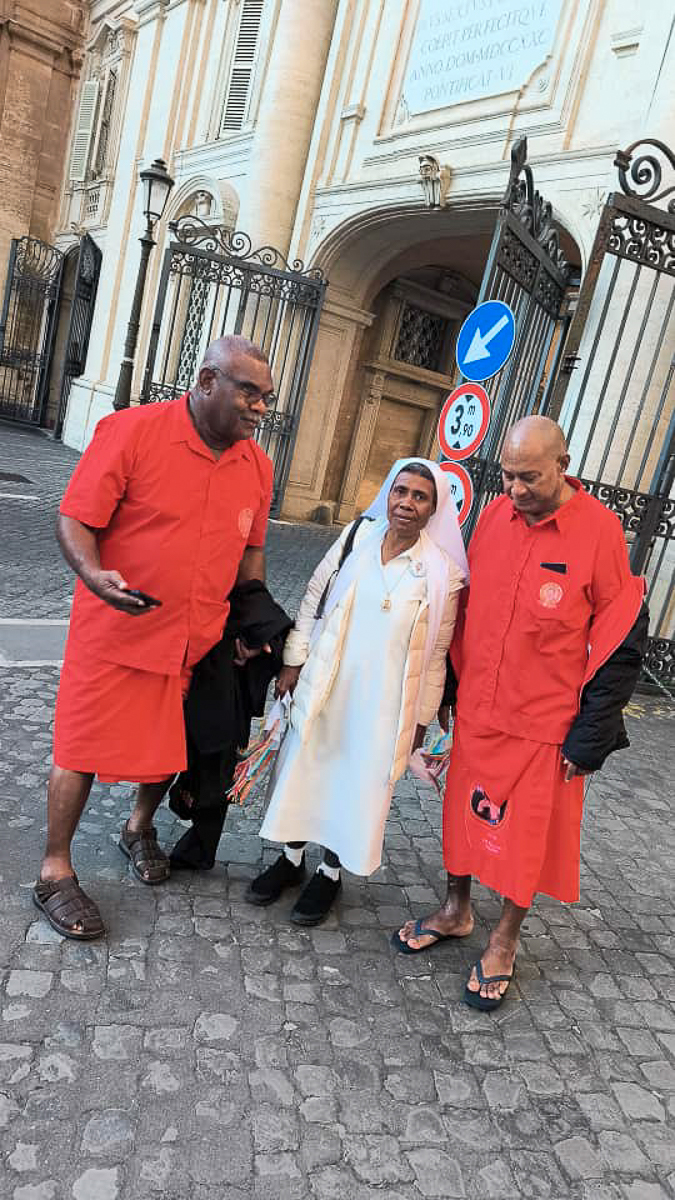 Deux petits-fils de saint Peter To Rot, Peter et Henry, avec leur cousine Céline, religieuse OLSH, le 19 octobre à Rome.