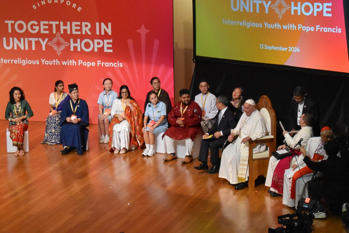 Dix jeunes représentants les différentes religions officielles à Singapour, le 13 septembre 2024 avec le pape François au Catholic Junior College.