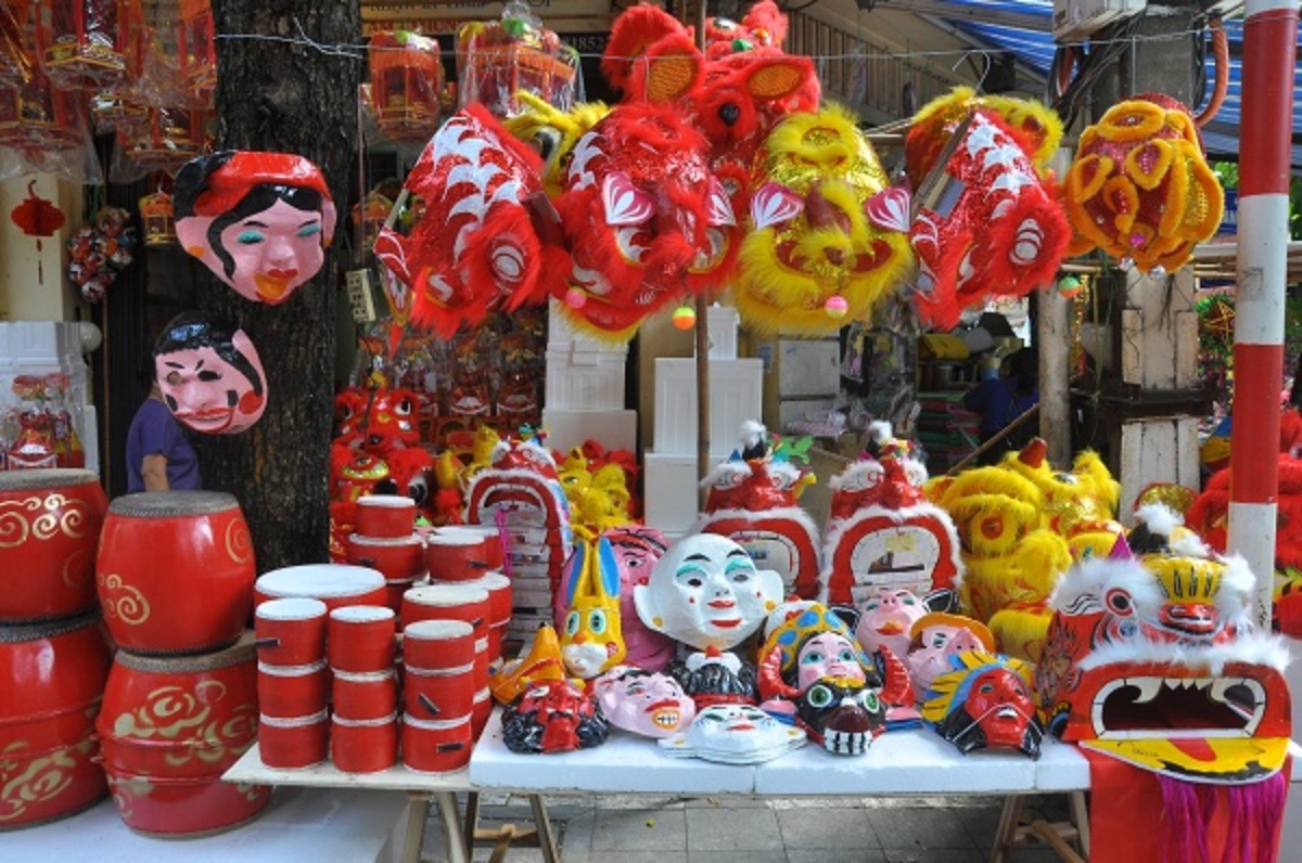 Durant la fête de la mi-automne, les enfants reçoivent traditionnellement des cadeaux comme des lampes en forme d’étoile, des masques ou des gâteaux de lune…