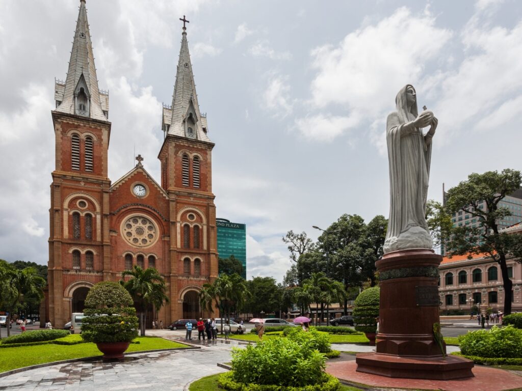 La cathédrale Notre-Dame de Saïgon, Vietnam. Le rapport de l’AED note qu’en Asie, « l’expression religieuse est de plus en vue comme une menace envers la sécurité de l’État ou l’identité nationale ».