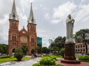 La cathédrale Notre-Dame de Saïgon, Vietnam. Le rapport de l’AED note qu’en Asie, « l’expression religieuse est de plus en vue comme une menace envers la sécurité de l’État ou l’identité nationale ».
