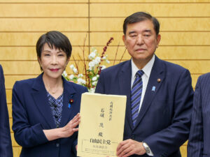 La future Première ministre japonaise Sanae Takaichi, ici en décembre 2024 avec le Premier ministre sortant Shigeru Ishiba, démissionnaire tout juste un an après son entrée en fonction.