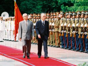 L’ancien Premier ministre Tomiichi Murayama (ici en 1994, à droite), décédé le 17 octobre, est connu pour être le premier haut responsable à avoir présenté des excuses pour les atrocités du Japon durant la 2e Guerre Mondiale.