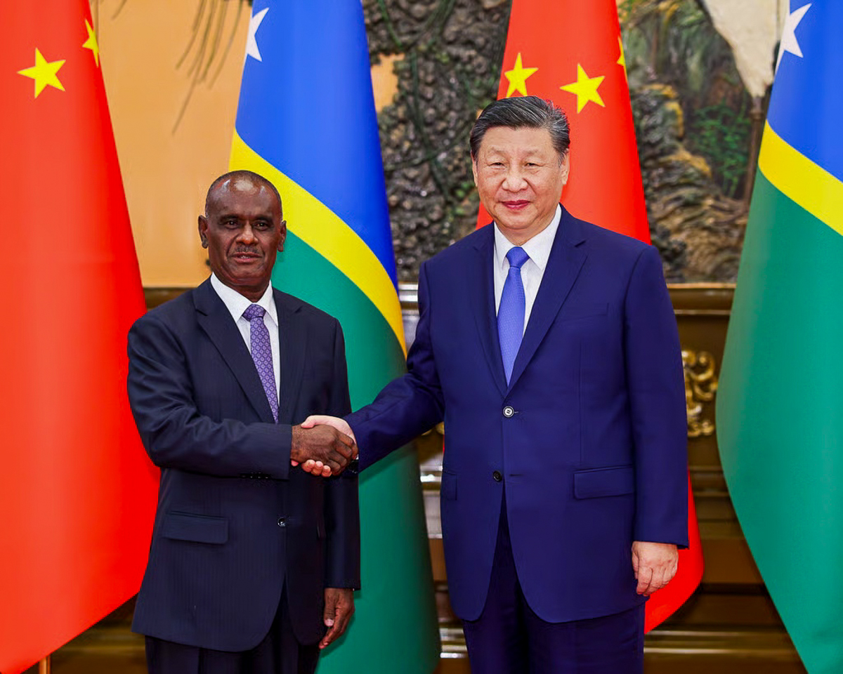 Le Premier ministre des Salomon J. Manele, l’an dernier avec le président chinois Xi Jinping.
