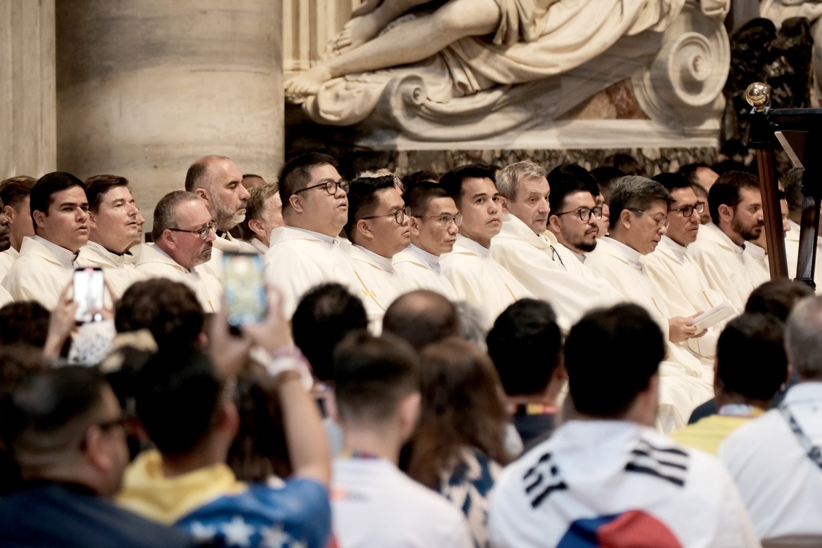 Le cardinal Tagle évoque une catholicité concrète, impliquant « des personnes réelles avec leurs propres cultures et histoires mais unies par une même foi ».