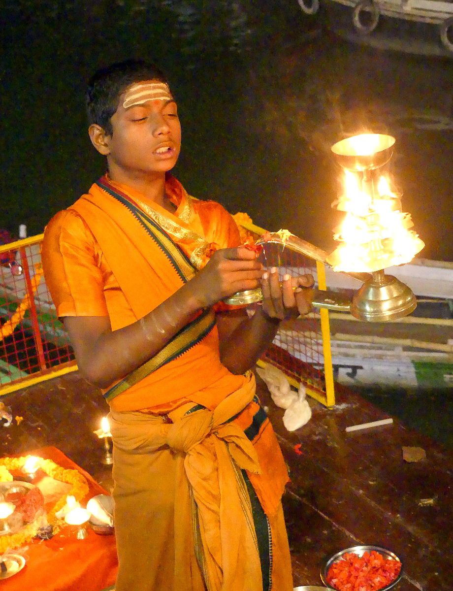 Le missionnaire souligne la proximité entre la « fête des lumières » qu’est Deepavali, et celle de Noël qui célèbre « la lumière qui vient dans le monde ».