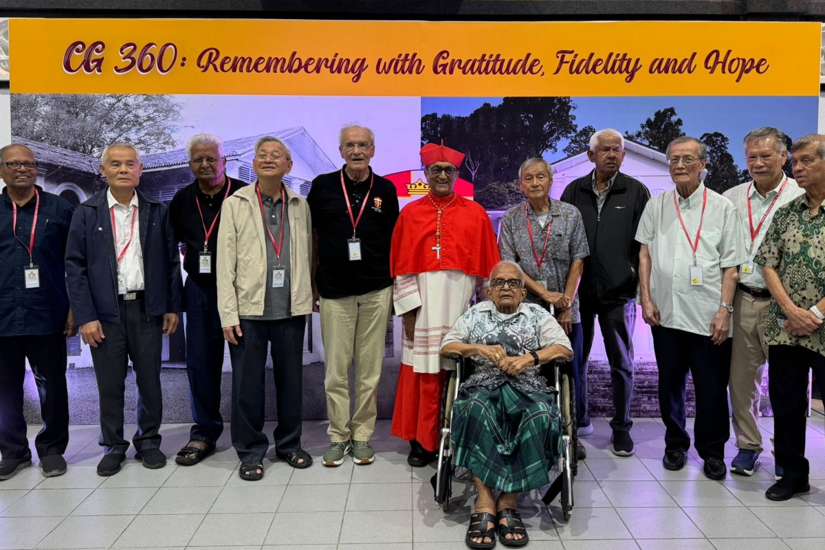 Le père Jean l'Hour, Mep, avec ses anciens élèves, le 1er octobre 2025 au Collège Général, Penang