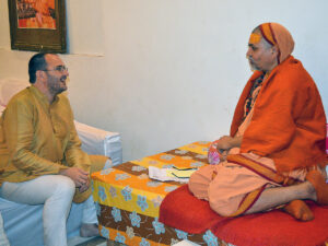 Le père Yann Vagneux avec Swami Avimukteshwarananda, Shankaracharya de Jyothirpeeth, à Varanasi en mars 2019.