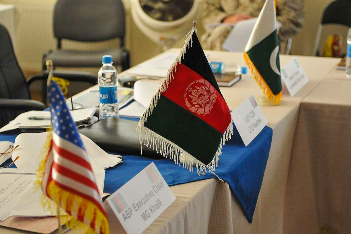 Les drapeaux des États-Unis, d’Afghanistan et du Pakistan, en 2011 lors d’une conférence en présence de responsables militaires des trois pays en 2011.