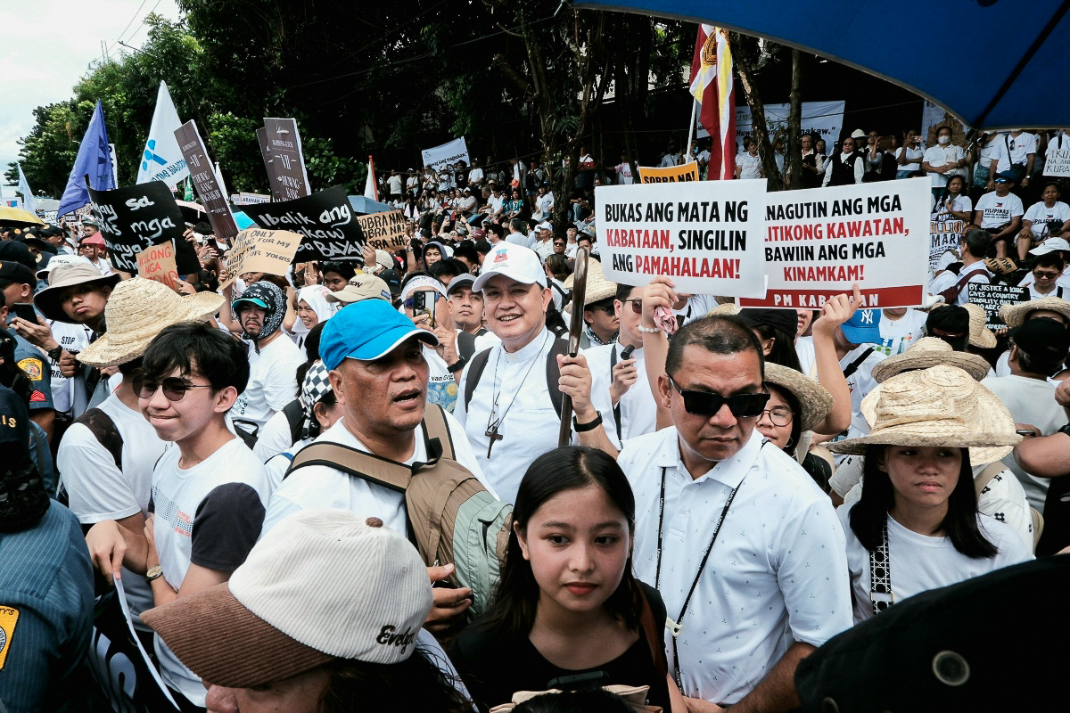 Le cardinal David avec des manifestants, le 21 septembre. De nombreuses manifestations ont éclaté partout dans l’archipel lorsque l’affaire de corruption a éclaté le mois dernier.