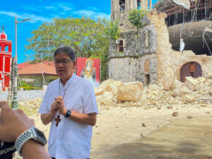 Mgr Alberto Uy, archevêque de Cebu, le 30 septembre devant le sanctuaire Sainte-Rose de Lima de Cebu, après le séisme qui a frappé la région ce mardi.