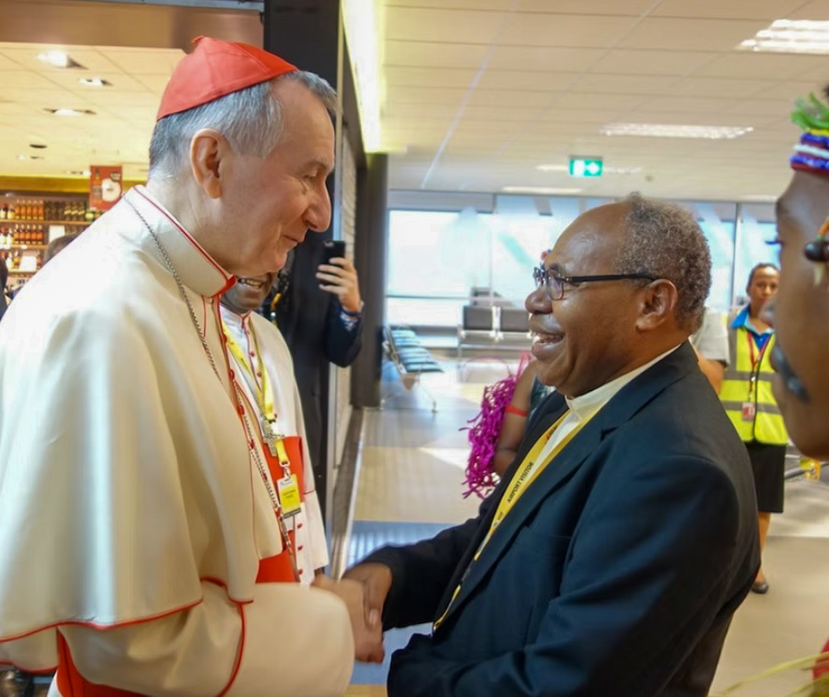 Mgr Rochus Tatamai, archevêque de Rabaul et neveu de saint Peter To Rot, ici en septembre 2024 avec le cardinal Parolin.