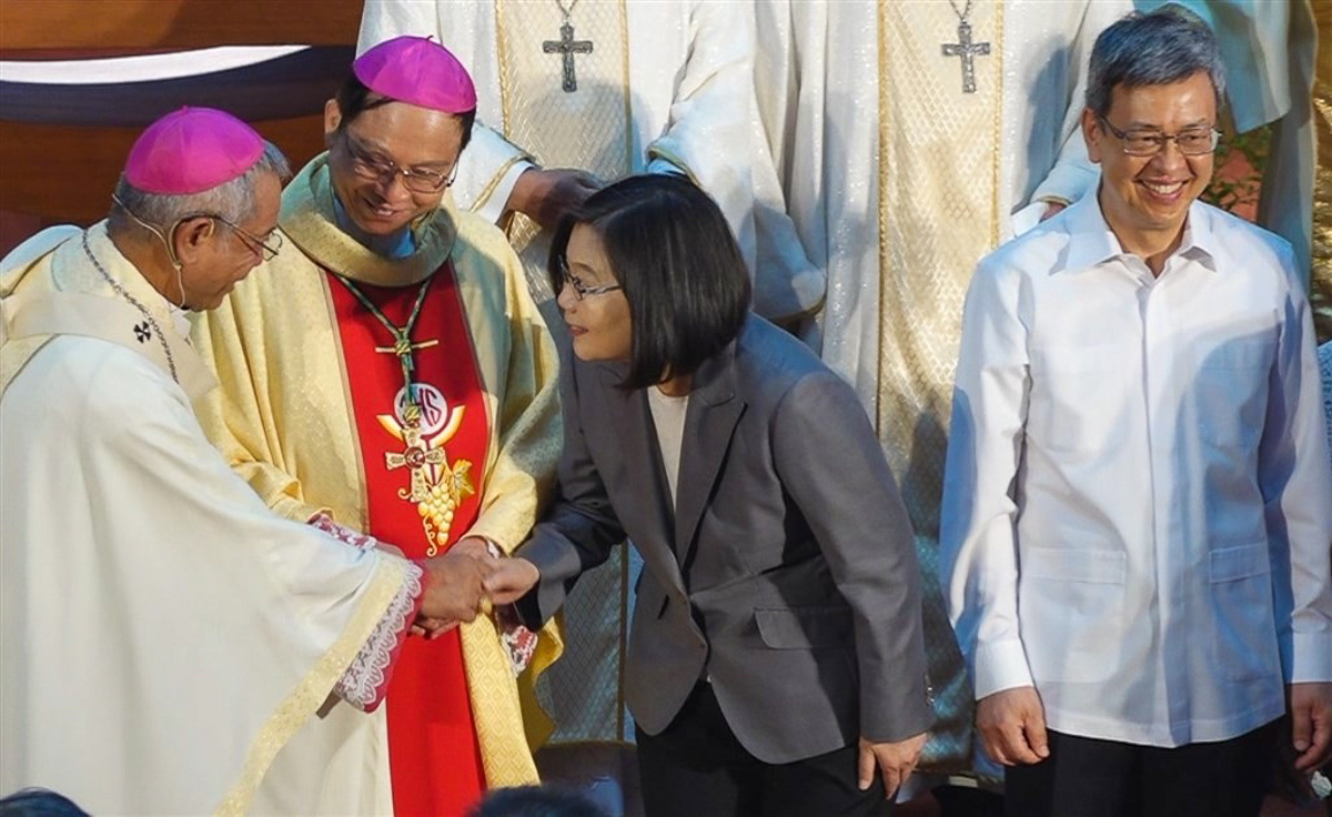 Mgr Thomas Chung, archevêque de Taipei, en 2020 avec l’ancienne présidente taïwanaise Tsai Ing-wen.