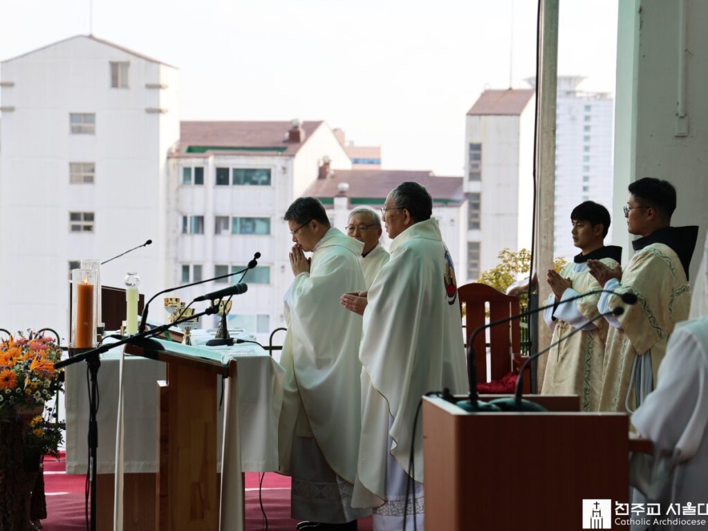 Si le nombre de prêtre continue de décliner dans le monde, il a augmenté en Asie (+1 145). Ici, une messe le 20 octobre à Séoul.