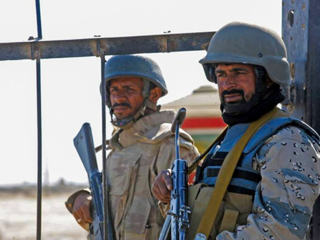 Un garde-frontière afghan (à droite) et un soldat pakistanais (à gauche) à la frontière entre les deux pays, en 2010 à Spin Boldak, Afghanistan.