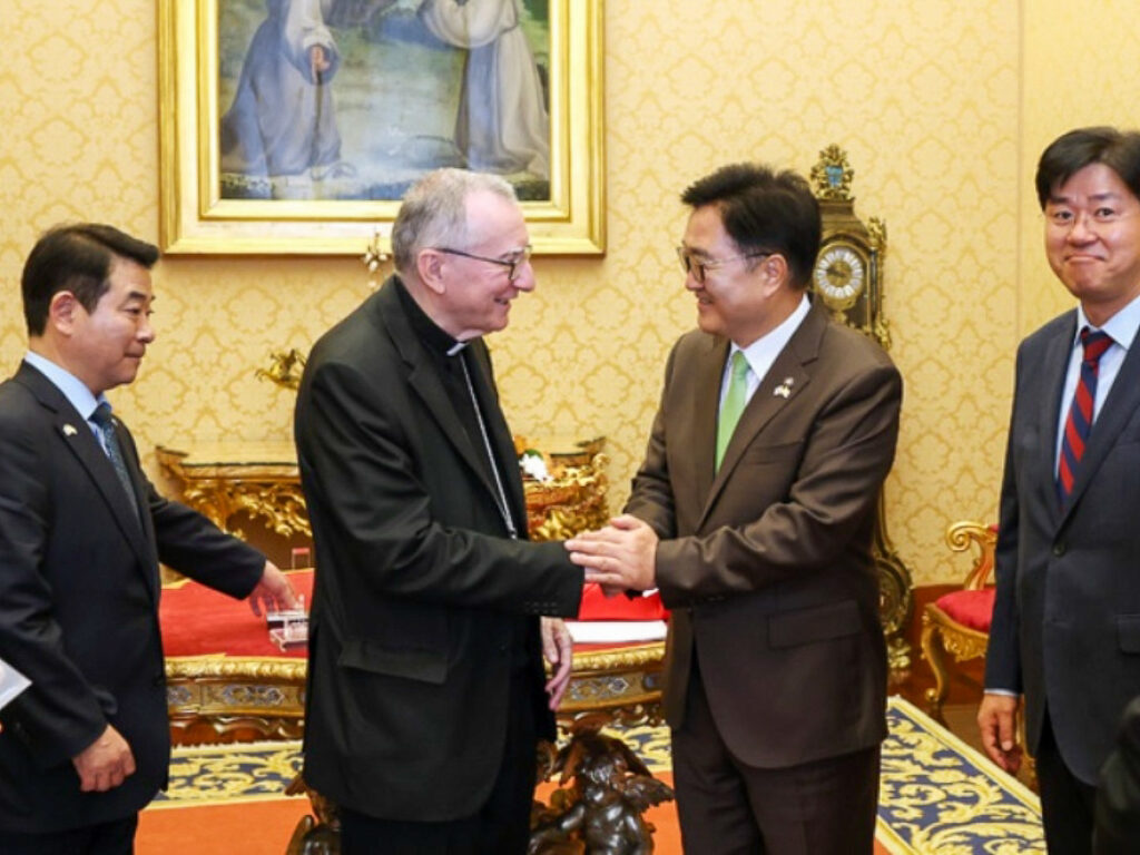 Woo Won-shik, porte-parole de l’assemblée sud-coréenne, le 21 octobre au Vatican avec le cardinal Parolin.