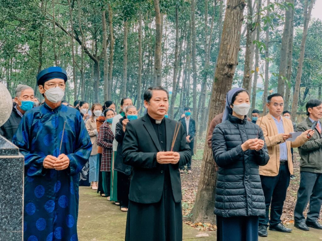 Des catholiques prient devant le mausolée des martyrs de la paroisse de Nuoc Ngot, à l’occasion du Nouvel an lunaire 2022.