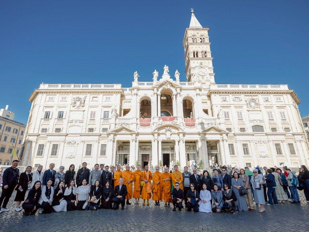 Des membres de la délégation thaïlandaise (dont des moines bouddhistes et des représentants catholiques), le 28 octobre devant la basilique Sainte-Marie Majeure à Rome.