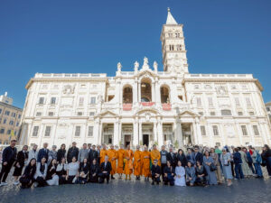 Des membres de la délégation thaïlandaise (dont des moines bouddhistes et des représentants catholiques), le 28 octobre devant la basilique Sainte-Marie Majeure à Rome.