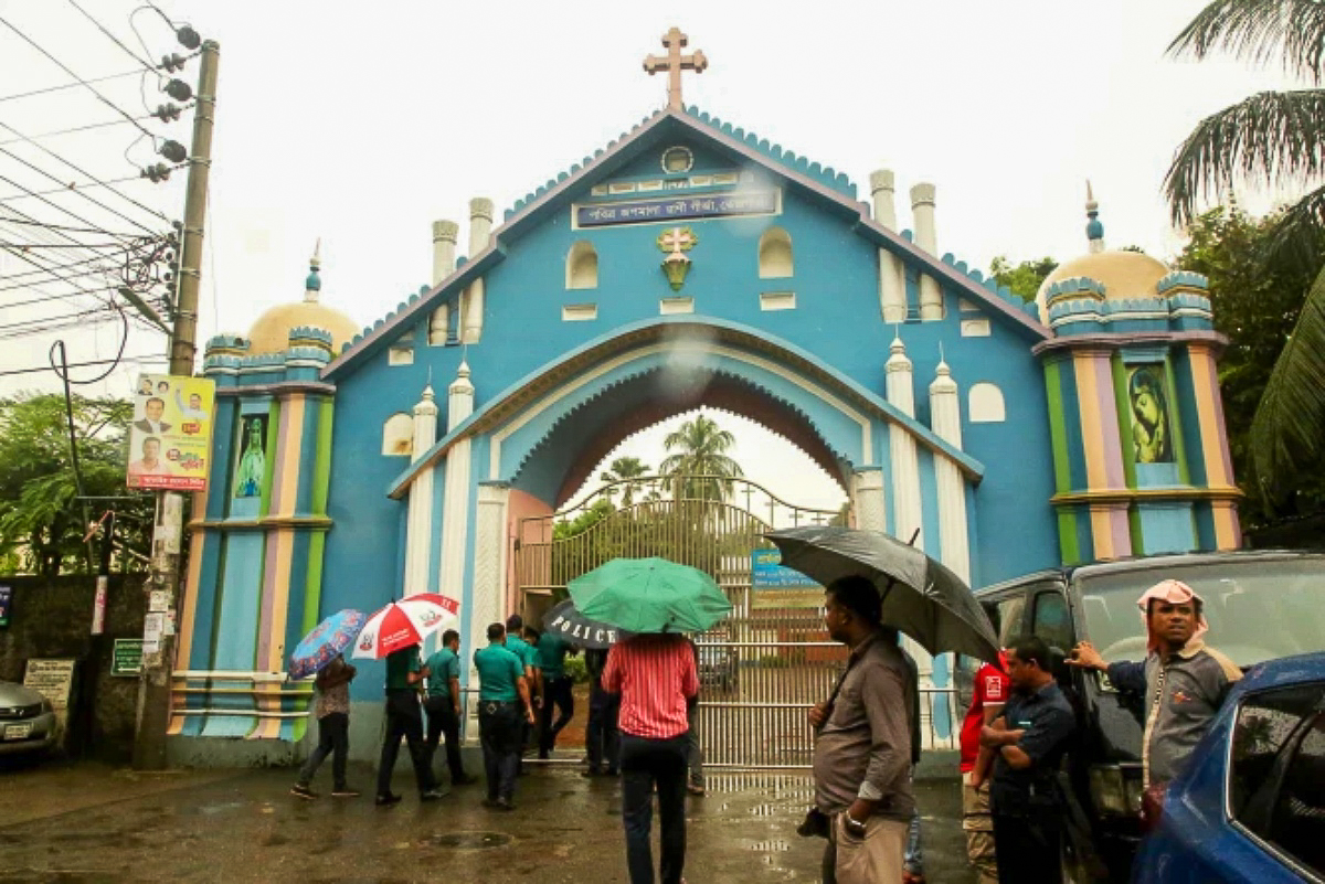La porte principale de l’église du Saint-Rosaire de Tejgaon (Dacca), visée par deux explosions artisanales le 9 octobre dernier.