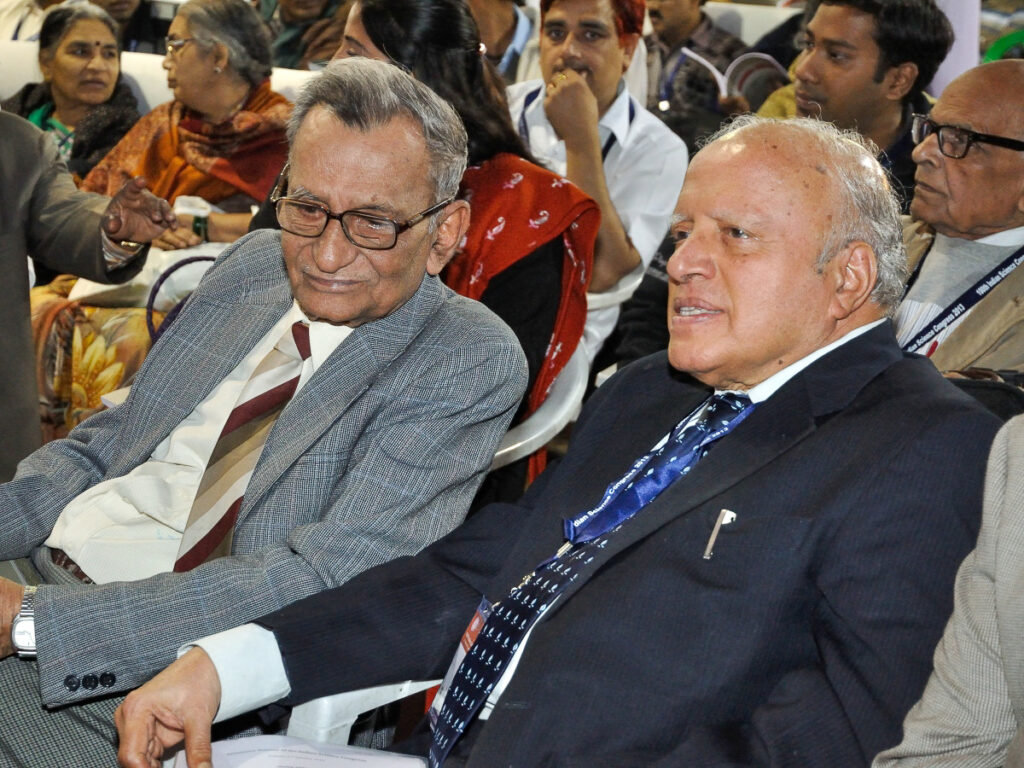 L’agronome indien M. S. Swaminathan (1925-2023), ici (à droite) en 2013 à Calcutta.