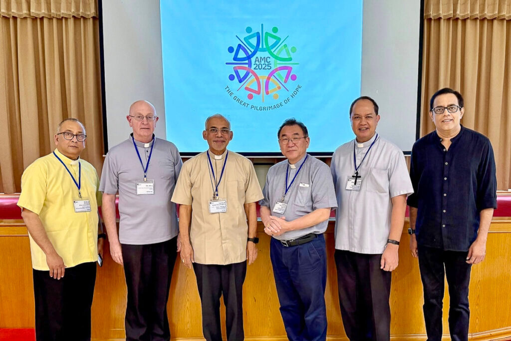 Le comité central de la FABC devant le logo du « grand pèlerinage d’espérance », organisé du 27 au 30 novembre 2025 à Penang en Malaisie.