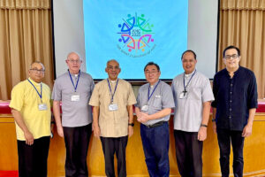 Le comité central de la FABC devant le logo du « grand pèlerinage d’espérance », organisé du 27 au 30 novembre 2025 à Penang en Malaisie.