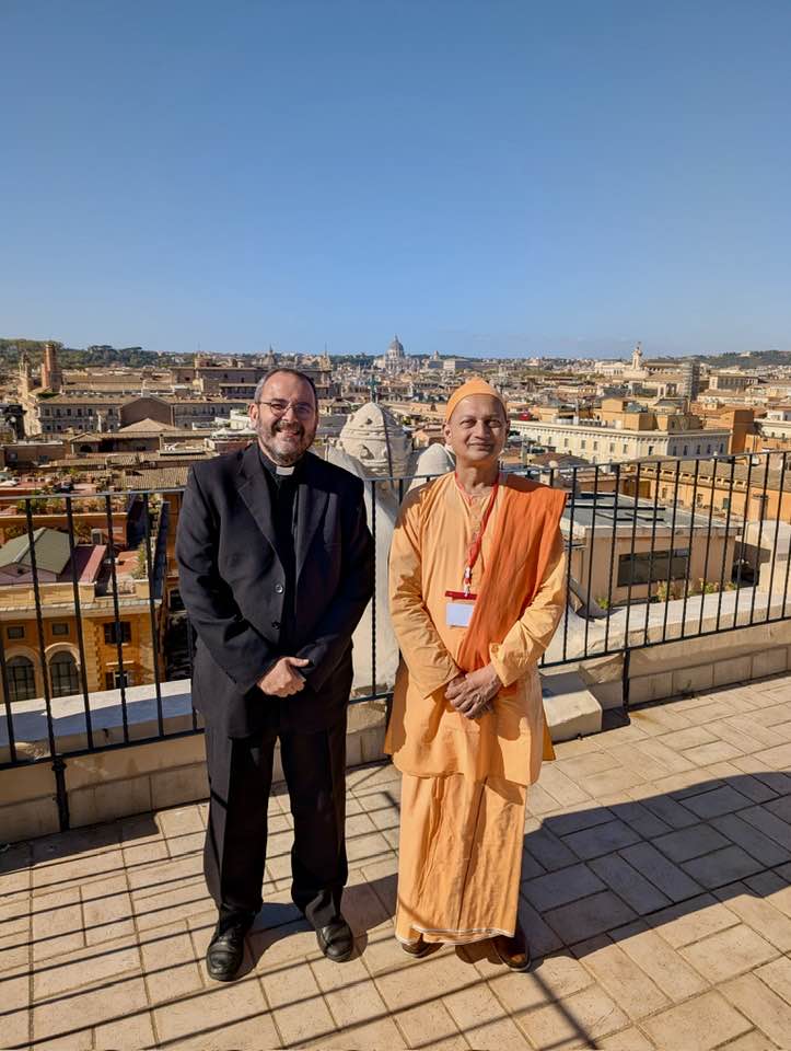 Le père Yann Vagneux avec Swami Sarvapriyananda (un moine hindou de la Vedanta Society de New York), le 28 octobre à Rome pour les 60 ans de Nostra Aetate.