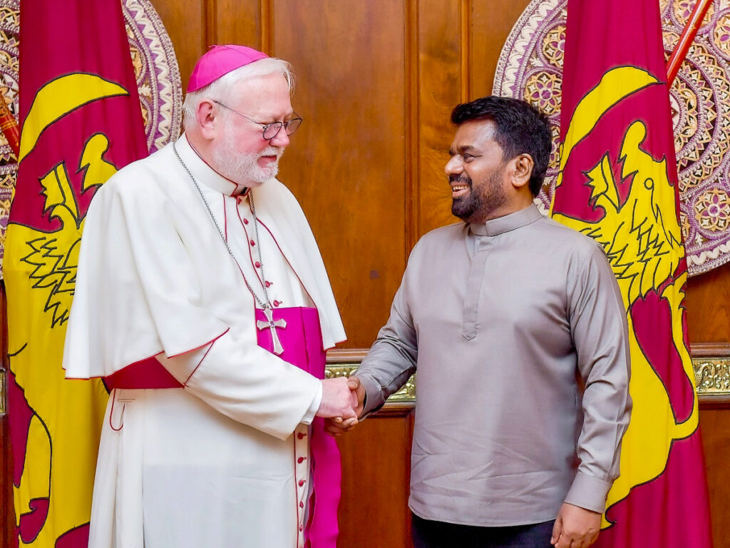 Mgr Gallagher avec le président Dissanayaka, le 4 novembre 2025 à Colombo.
