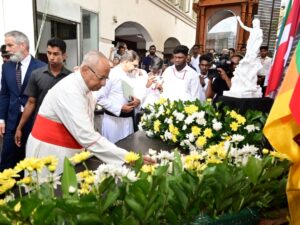 Le 21 avril 2024, cinq ans après les attentats, le cardinal Malcolm Ranjith dépose une bougie afin d’honorer les victimes.