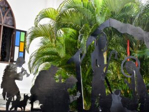 Une crèche à la façon des théâtres d'ombres chinoises que l'on retrouve en Malaisie, ici devant l'église Saint-Pierre de Malacca.
