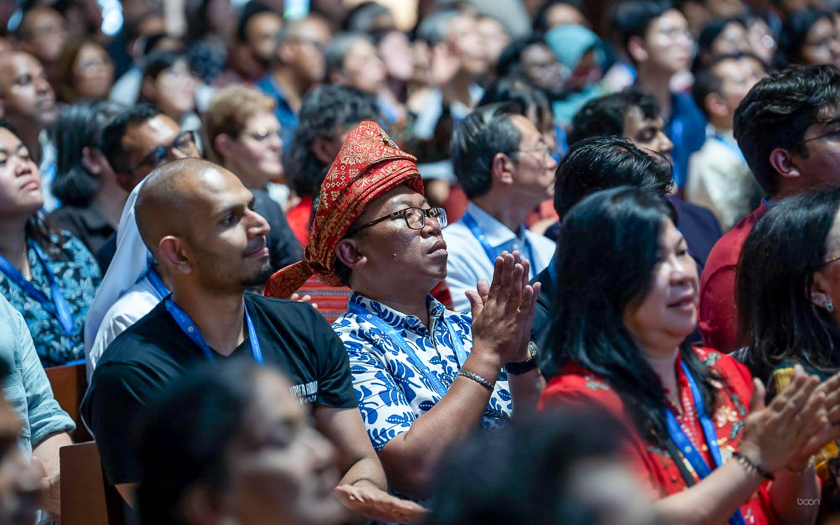 Des pèlerins rassemblés le 29 novembre au soir dans la basilique Saint-Anne de Penang, Malaisie