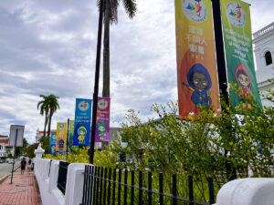 Différentes bannière aux couleurs du Jubilé 2025 sur les pèlerins d’espérance, devant une église de Georgetown, Penang, Malaisie.