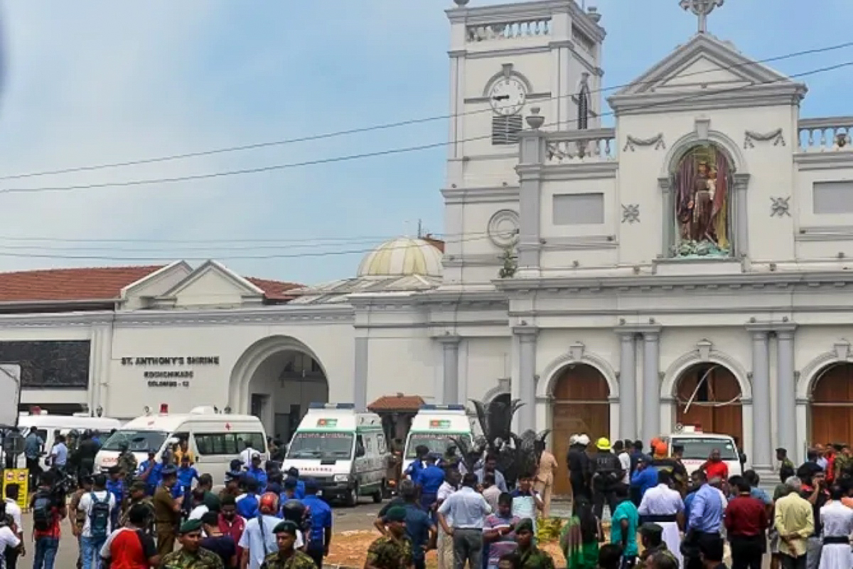 Des ambulances devant l’église Saint-Antoine de Kochchikade, à Colombo, le 21 avril 2019 après les attaques.