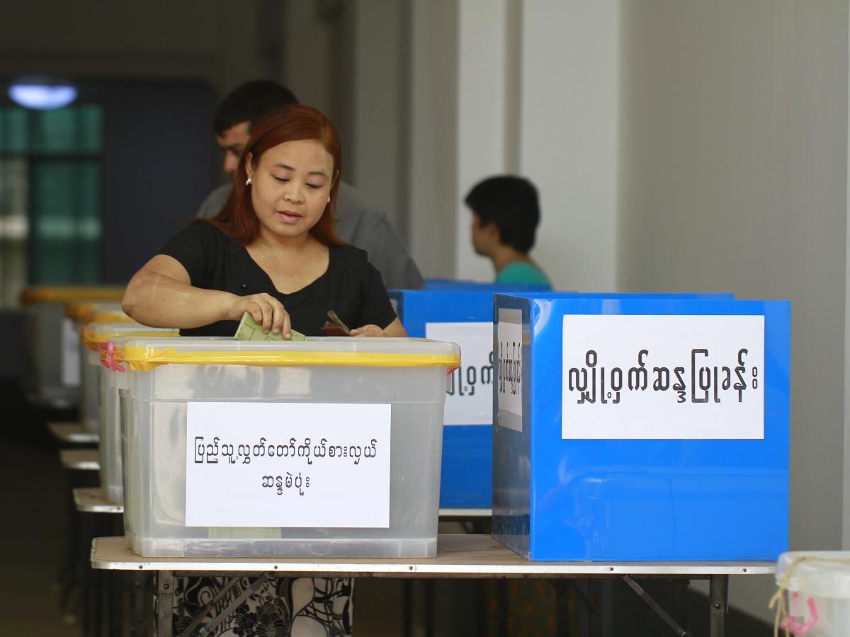 Les élections birmanes, sont programmées en deux phases, le 28 décembre et le 11 janvier. Elles ont déjà débuté dans divers pays (Thaïlande, Corée du Sud, Egypte…) pour la communauté expatriée.