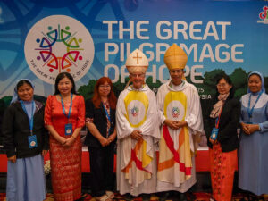 Mgr Figaredo, éveque de Battambang, et Mgr Ly, coadjuteur de Phnom Penh, avec un groupe de pèlerins.