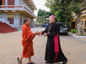 Mgr Olivier Schmitthaeusler, vicaire apostolique de Phnom Penh, le 15 décembre au temple Wat Ounnalom à Phnom Penh avec le vénérable Yon Seng Yeath.