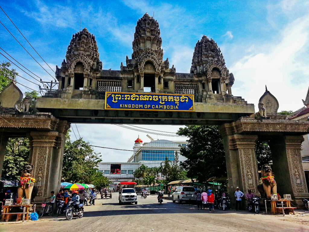 Un poste de frontière entre les villes de Poipet (Banteay Mean Chey, Cambodge) et de Aranyaprathet (Sa Kaeo, Thaïlande).