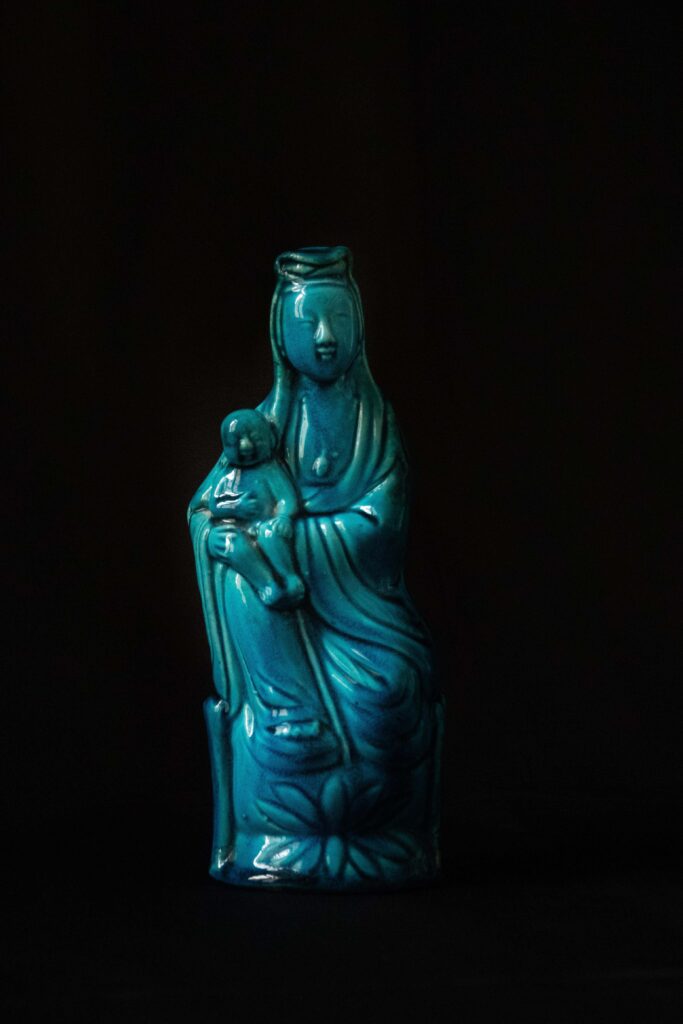 Guanyin à l’enfant Porcelaine à couverte bleue, Chine