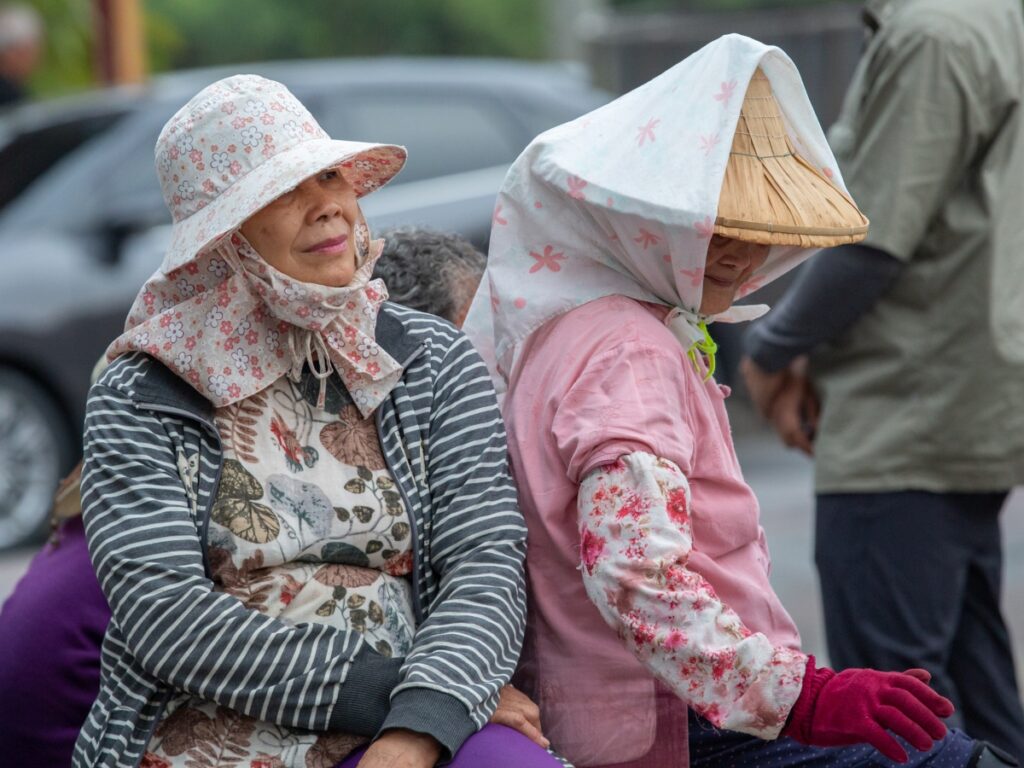 Des femmes âgées devant un temple à Shuishang, Chiayi (Taïwan).