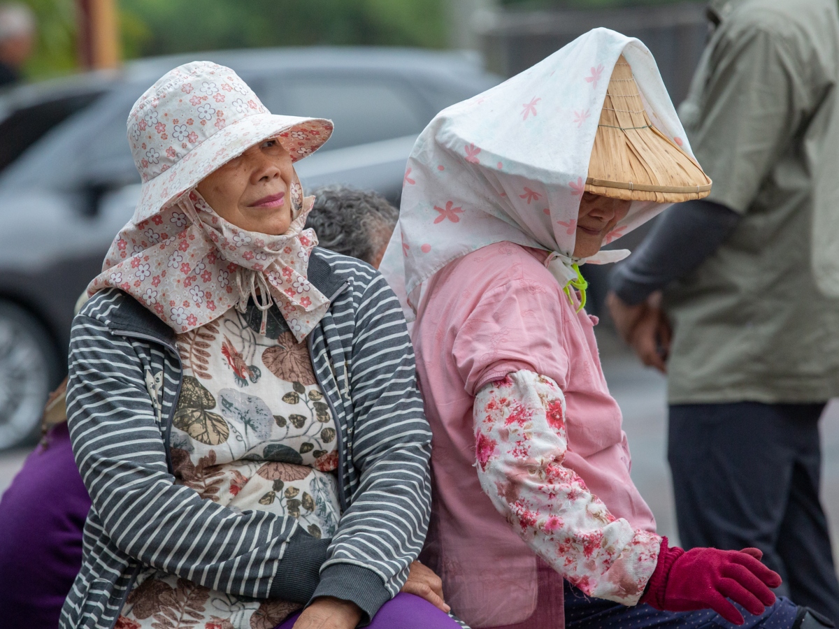Des femmes âgées devant un temple à Shuishang, Chiayi (Taïwan).