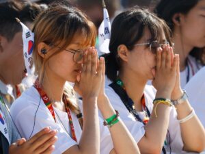 Des jeunes sud-coréens durant la messe de clôture des JMJ de Lisbonne, 6 août 2023.