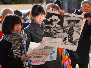 Des militants japonais pour l’abolition des armes nucléaires, en 2023 devant le siège des Nations-Unis à New-York.
