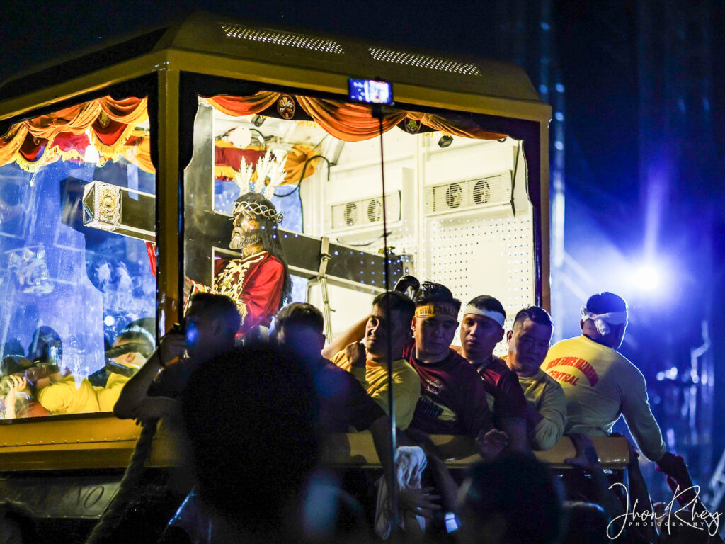 Des pèlerins philippins autour de la statue du Nazaréen noir, le 9 décembre durant la « Traslacion » à Manille.
